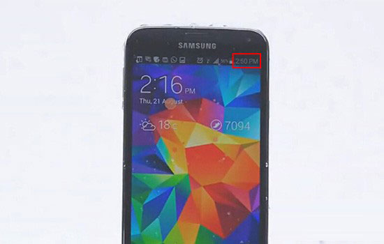 三星S5完成冰桶挑戰 不防水的iPhone5s如何接招？