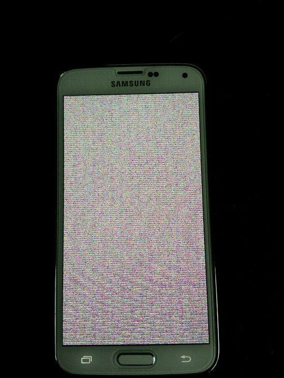 今天看到手機屏幕有點晃動 就重新啟動了手機  結果直接花屏 怎麼重啟也沒用 都是花屏了  破洛洛
